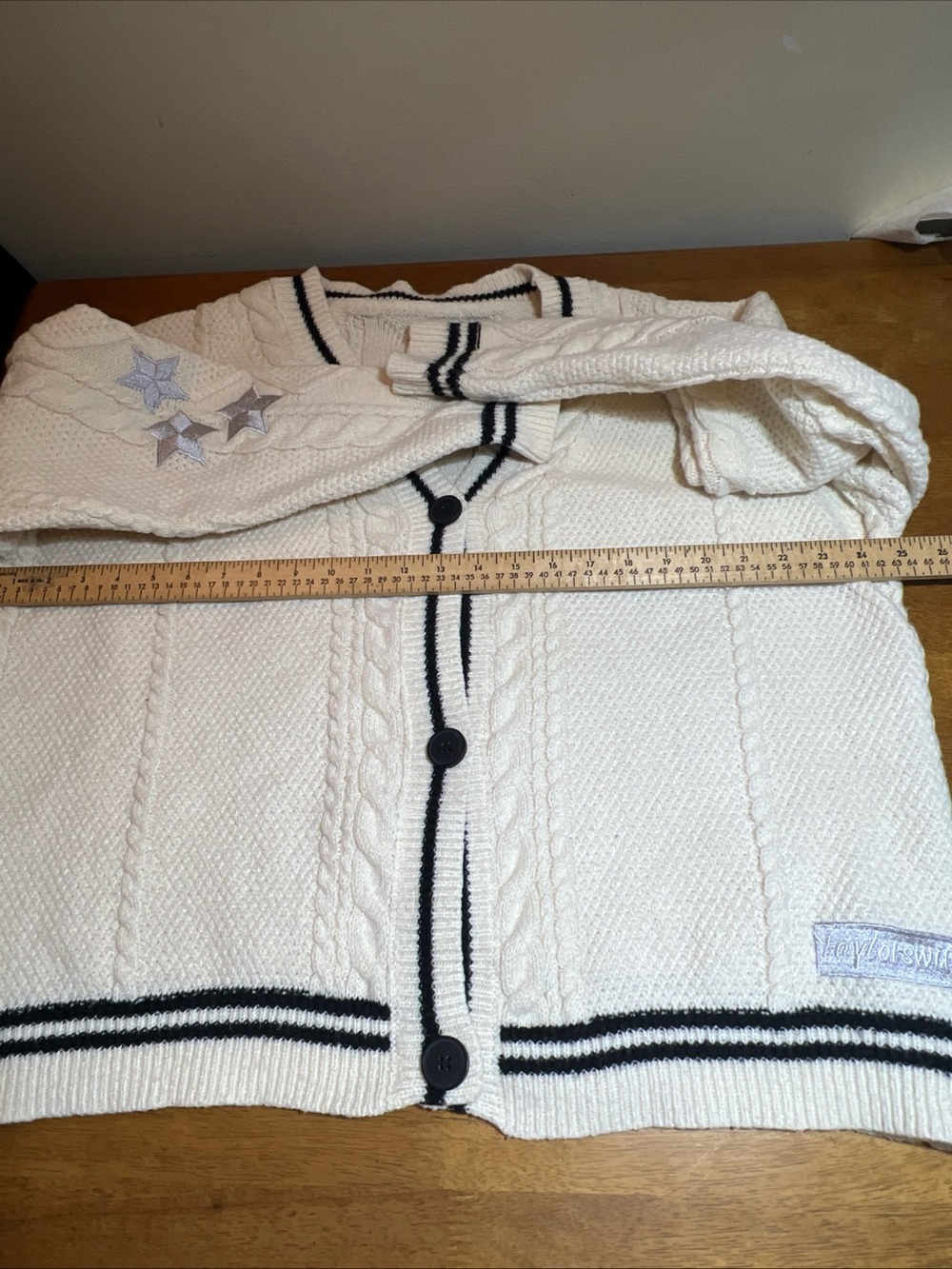 Taylor Swift Cream V‑Neck Cable Knit Sweater with Navy Stripe Trim Size M/L - Picture 3 of 7